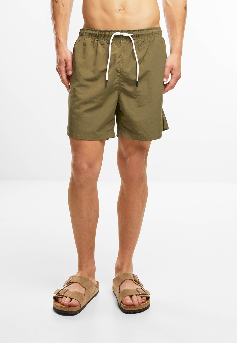 model trägt badehose