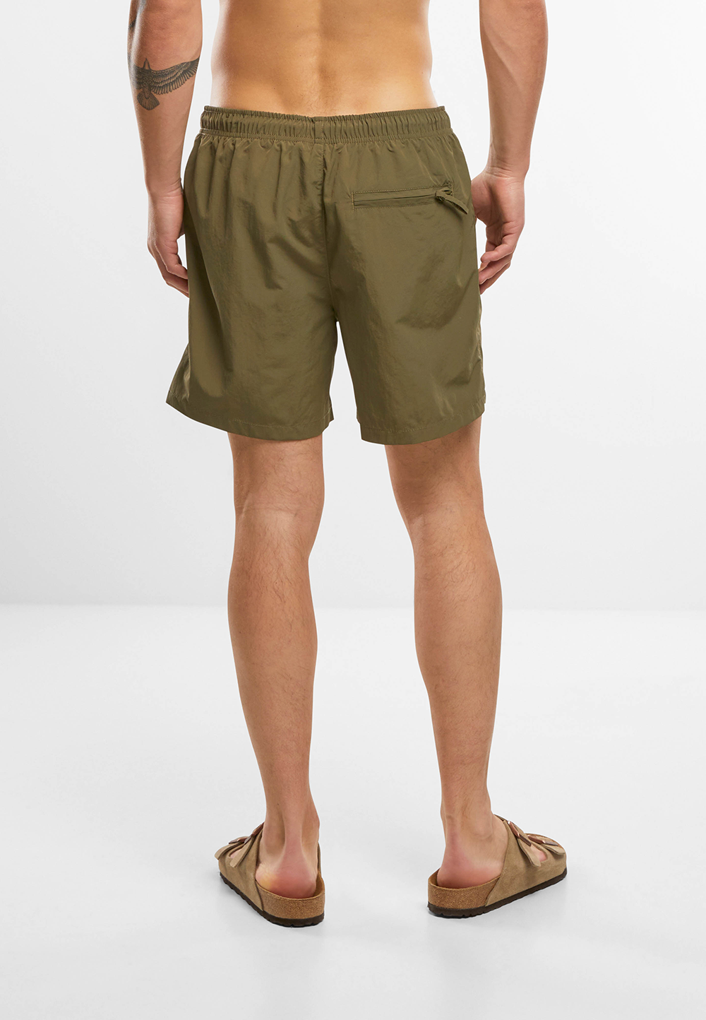 model trägt badehose