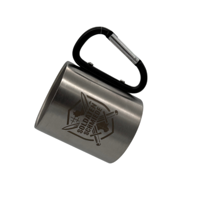 Edelstahltasse mit Karabinergriff – Soldaten Schmiede