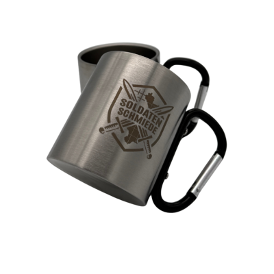 Edelstahltasse mit Karabinergriff – Soldaten Schmiede