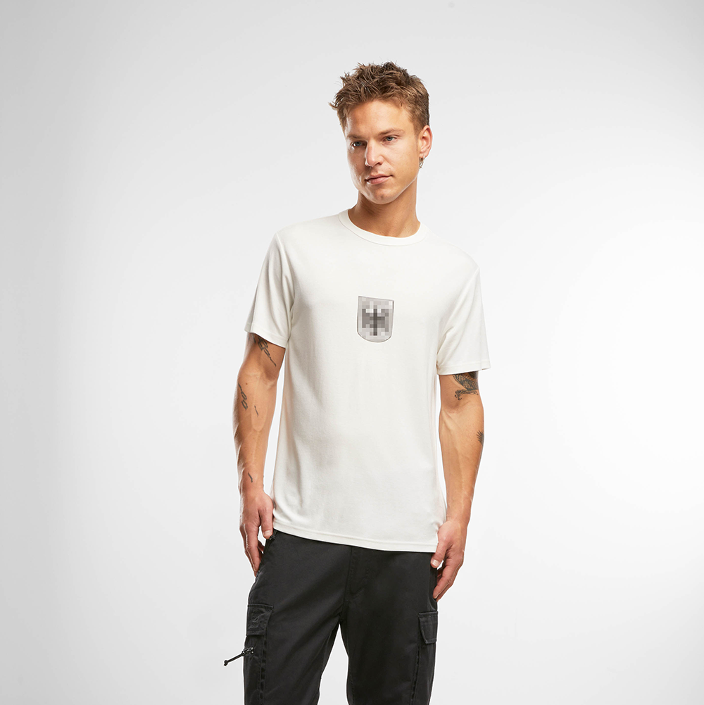 Mann mit weißem Bundeswehr Tactical Shirt