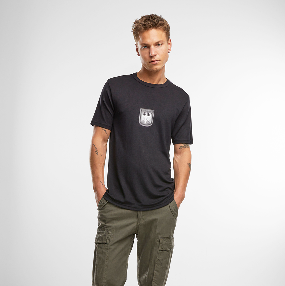 Mann mit schwarzem Bundeswehr Tactical Shirt