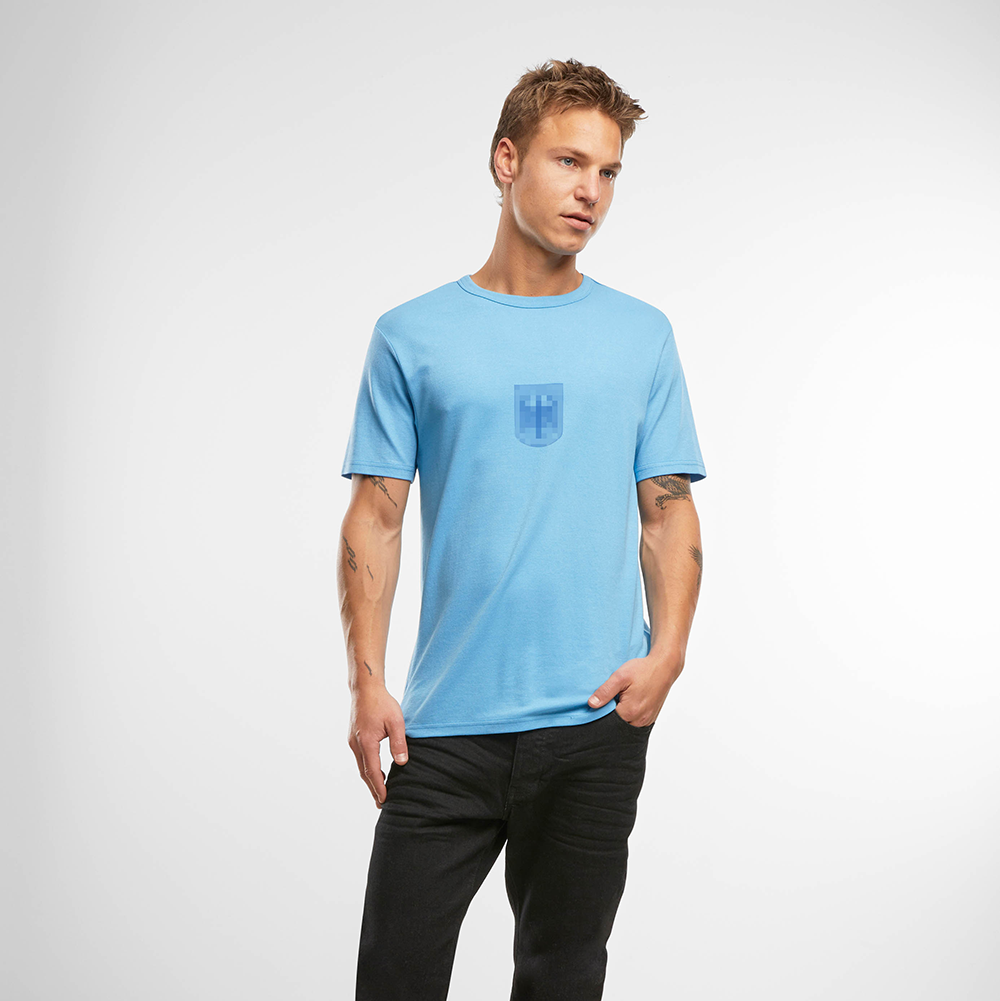 Mann mit hellblauen Bundeswehr Tactical Shirt