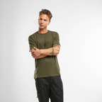 Mann mit olivgrünem Bundeswehr Tactical Shirt