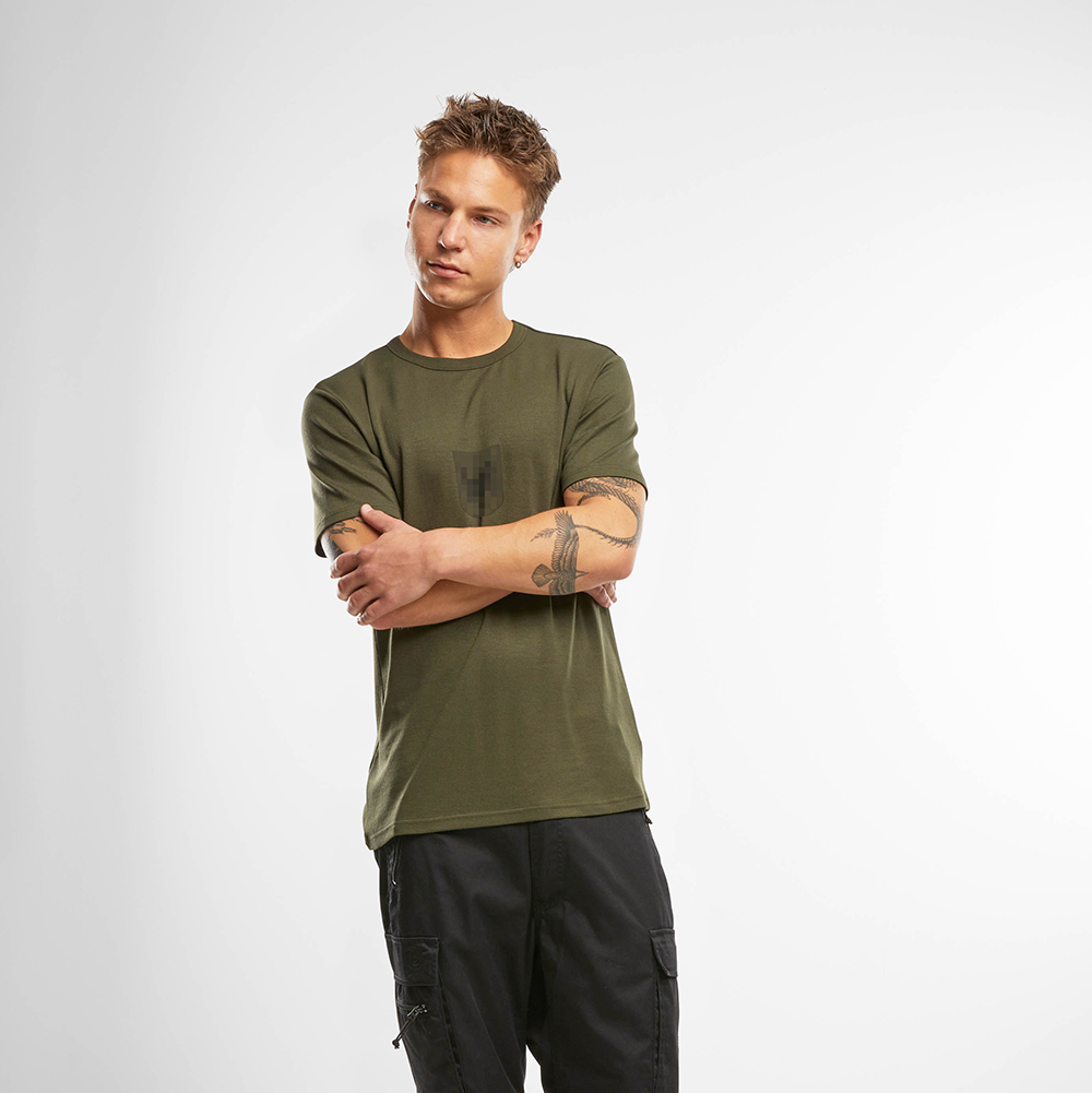 Mann mit olivgrünem Bundeswehr Tactical Shirt
