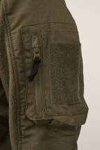 `Detailaufnahme einer taktischen Jacke mit Ärmeltasche und Klettfläche`
