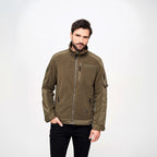 Model trägt taktische Fleecejacke in Oliv mit Reißverschlüssen und Utility-Taschen
