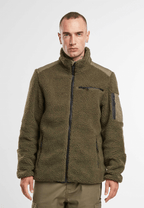 `Model trägt taktische Teddyfleece Jacke in Oliv mit Reißverschlusstaschen`
