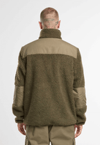 `Rückansicht einer taktischen Teddyfleece Jacke in Oliv mit verstärkten Einsätzen`
