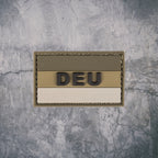 `Tactical DEU Patch in Beige und Braun vor grauem Hintergrund`
