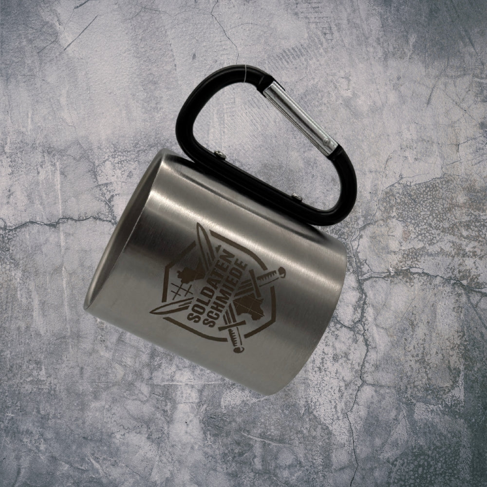 `Edelstahl-BW-Tasse mit Karabinergriff und SoldatenSchmiede-Logo`
