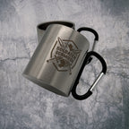 `Edelstahl-BW-Tasse mit Karabinergriff und SoldatenSchmiede-Logo`
