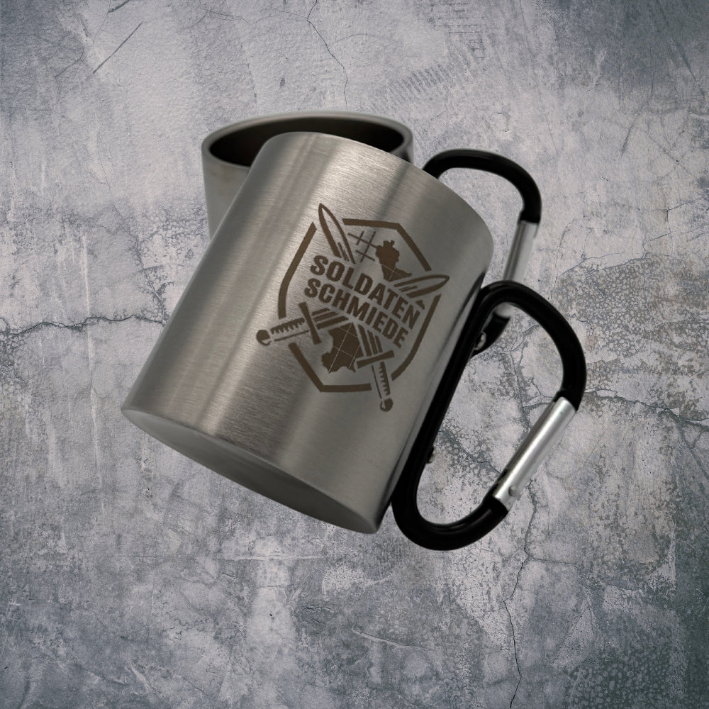 `Edelstahl-BW-Tasse mit Karabinergriff und SoldatenSchmiede-Logo`
