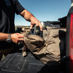 `Eberlestock Tactical Duffel Bag auf Pickup-Ladefläche – robuste Outdoor- und Range-Tasche mit Schnellzugriff für Gehörschutz und Ausrüstung`
