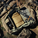`Geöffnete Eberlestock Tactical Duffel Bag mit organisiertem Outdoor- und Range-Equipment – robuste Transporttasche für Schießsport, Expeditionen und Abenteuer`
