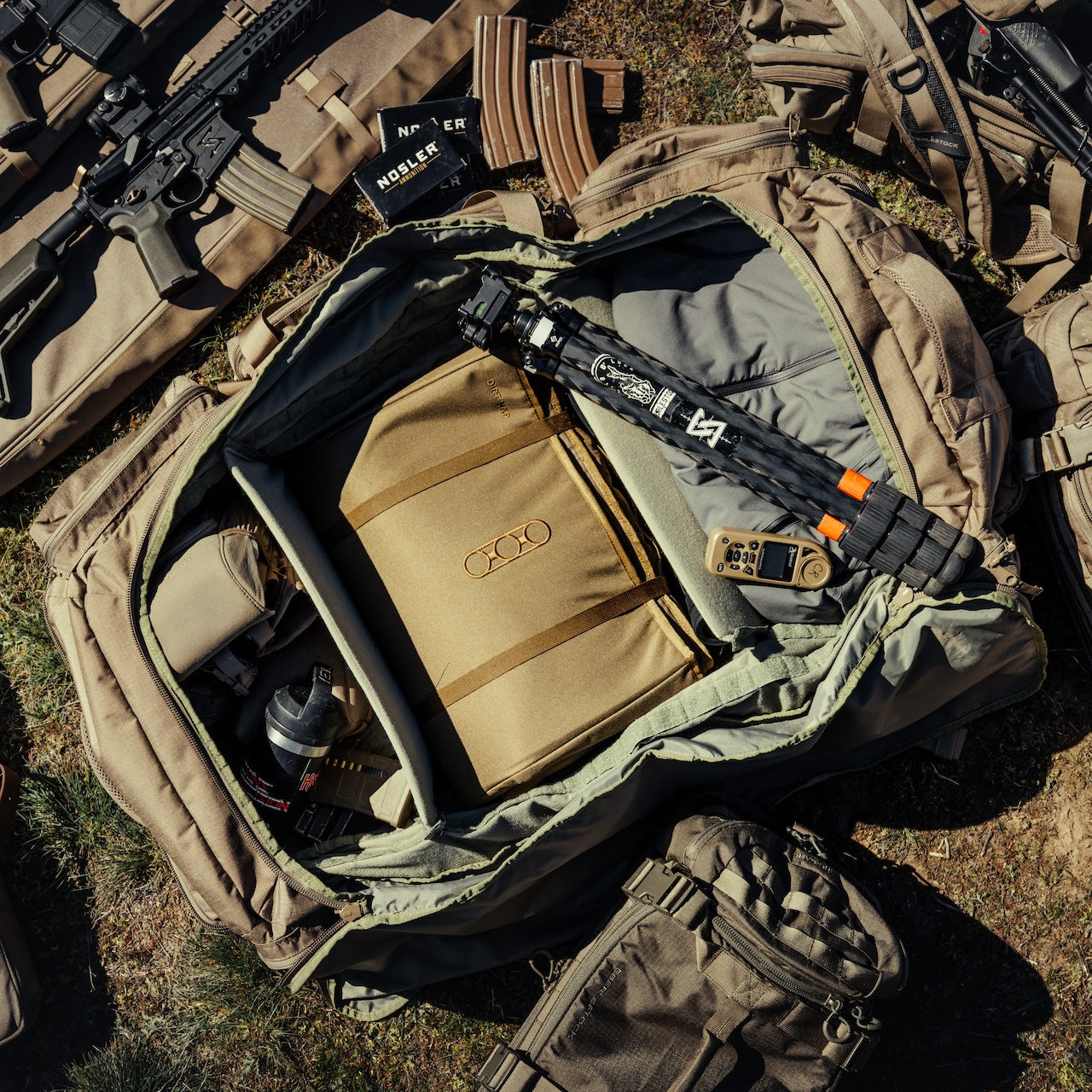 `Geöffnete Eberlestock Tactical Duffel Bag mit organisiertem Outdoor- und Range-Equipment – robuste Transporttasche für Schießsport, Expeditionen und Abenteuer`
