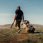 `Eberlestock Transporttasche mit Rollen im Outdoor-Einsatz – robuste Tactical Duffel Bag für Jagd, Schießsport, Reisen und schweres Equipment`
