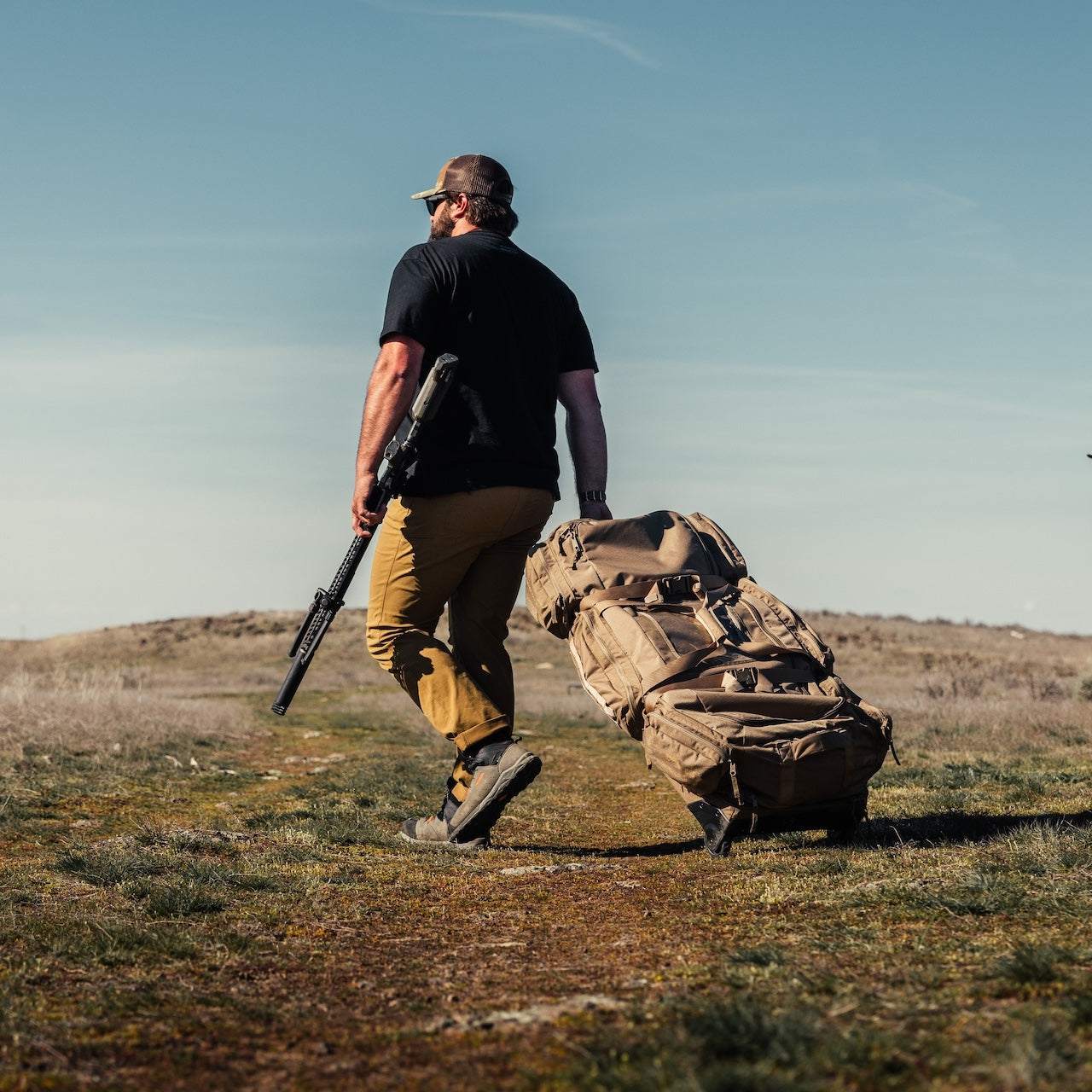 `Eberlestock Transporttasche mit Rollen im Outdoor-Einsatz – robuste Tactical Duffel Bag für Jagd, Schießsport, Reisen und schweres Equipment`
