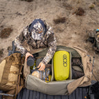 `Eberlestock Duffel Bag beim Packen von Outdoor- und Jagdausrüstung – robuste Expeditionstasche mit viel Stauraum für Camping, Trekking und Survival-Einsätze`
