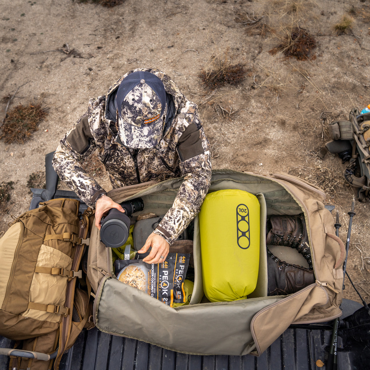 `Eberlestock Duffel Bag beim Packen von Outdoor- und Jagdausrüstung – robuste Expeditionstasche mit viel Stauraum für Camping, Trekking und Survival-Einsätze`
