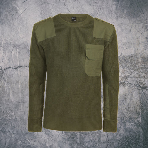 `Olivgrüner BW Pullover mit Brusttasche vor grauem Hintergrund`
