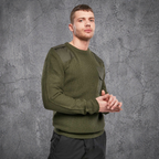 Model trägt olivgrünen BW Pullover