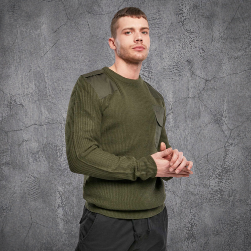 Model trägt olivgrünen BW Pullover