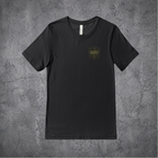 `Schwarzes SoldatenSchmiede Tactical-Shirt mit dezentem Frontlogo auf grauem Betonhintergrund`
