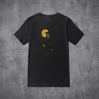 `Schwarzes SoldatenSchmiede Tactical-Shirt mit Grim-Reaper Backprint und Vollmond-Design auf grauem Betonhintergrund`
