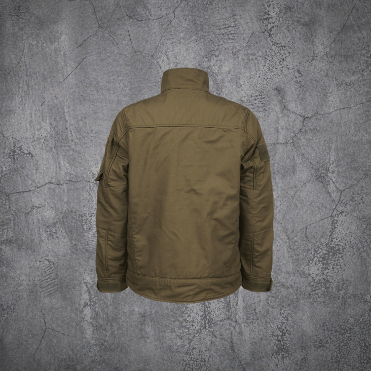 `Olivgrüne taktische Softshelljacke mit Reißverschlusstaschen auf grauem Betonhintergrund`

