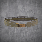 `Leichter taktischer Laser-Cut Battle Belt in Coyote Braun mit Schnellverschluss auf grauem Betonhintergrund`
