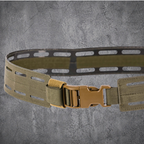 `Taktischer Laser-Cut MOLLE-Gürtel mit Schnellverschluss in Coyote Braun auf grauem Betonhintergrund`
